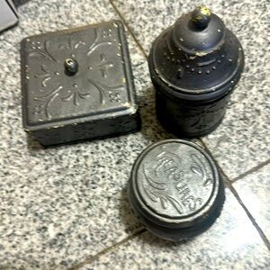 Vintage metal bathroom set.  Can be repainted.